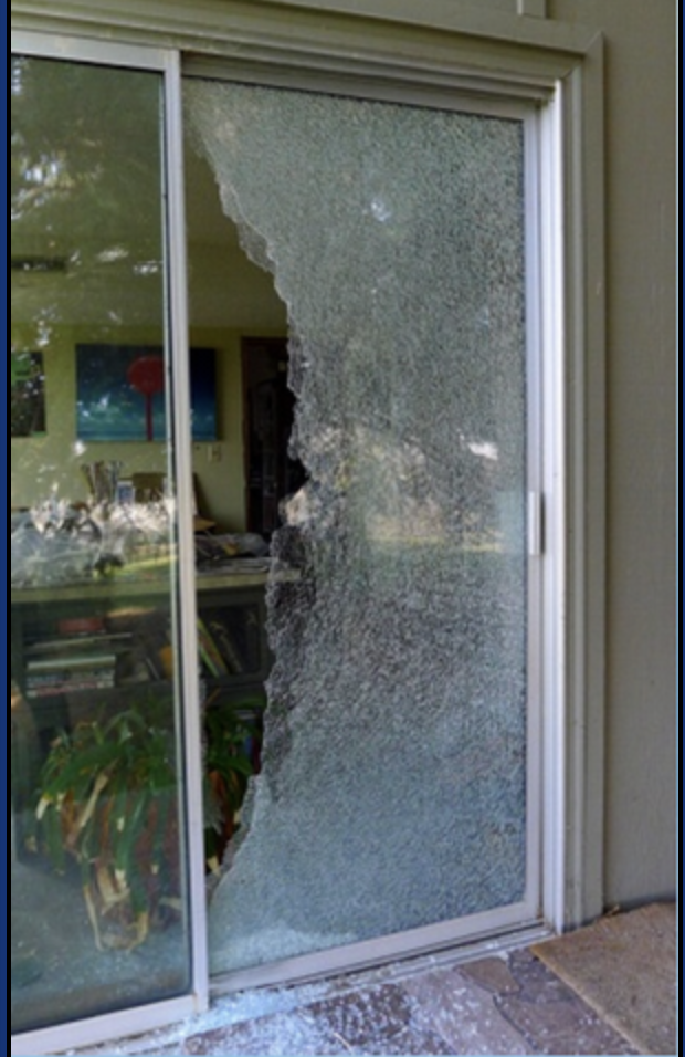 Разбили стекло на двери. Разбитое стекло в двери. Разбитая стеклянная дверь. Разбили стекло в двери. Дверь со стеклом разбили стекло.